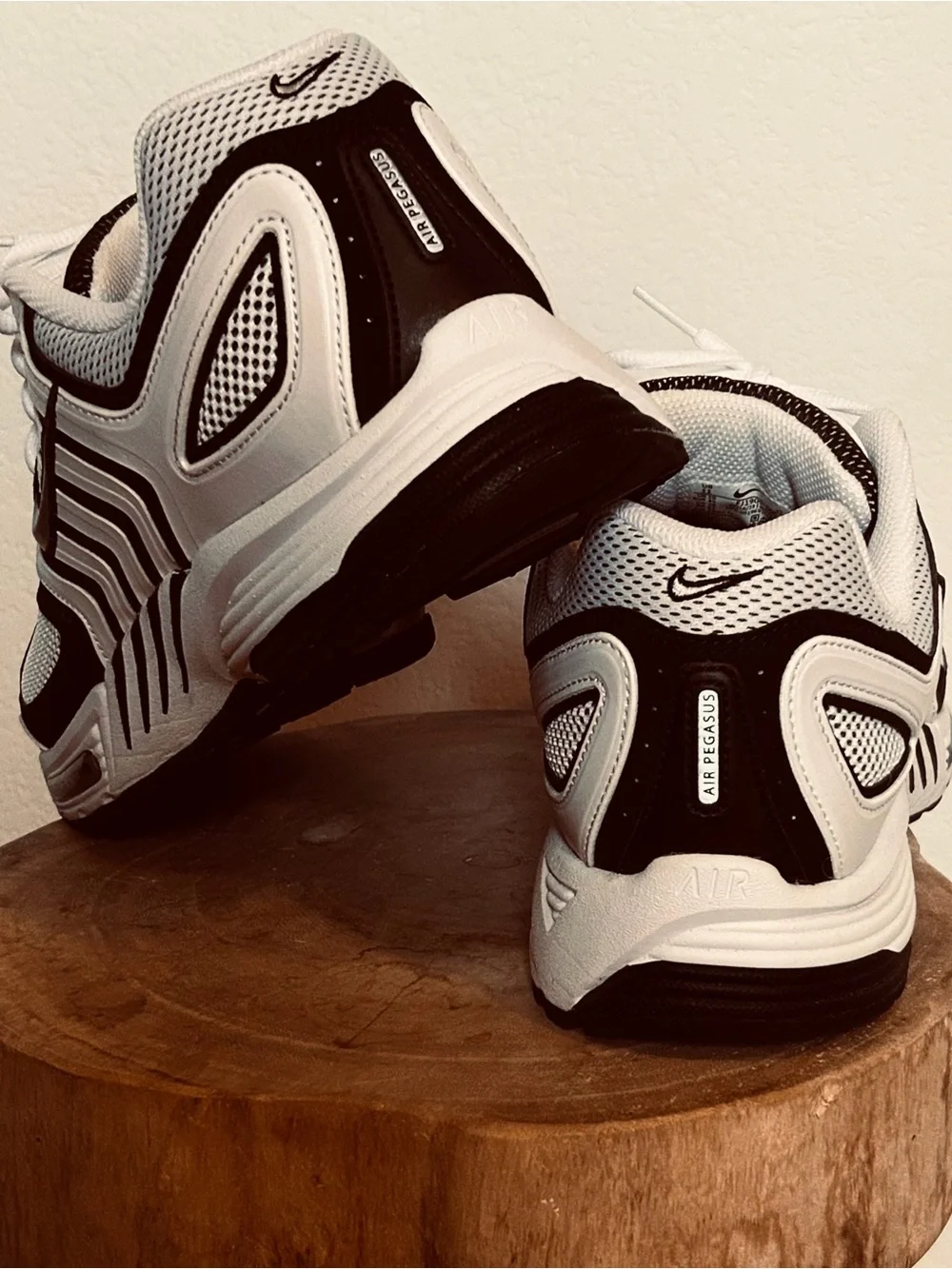 Nike Men's White and Black Mesh Running Sneakers